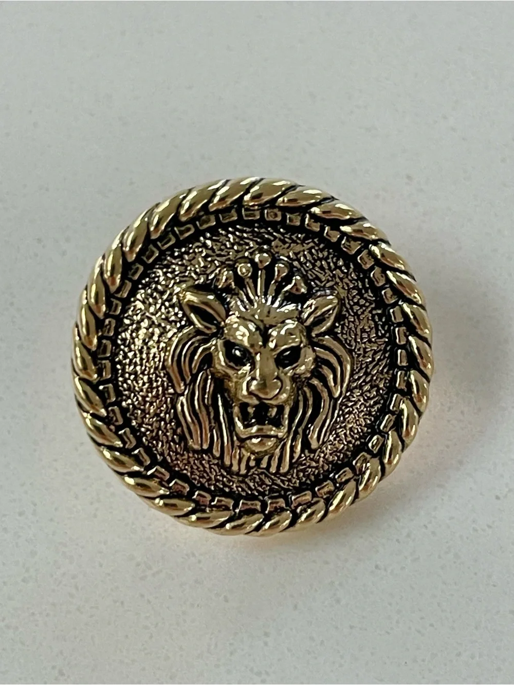 [Lot of 21] Vintage-Style Gold Lion Head Shank Buttons (Plastic)